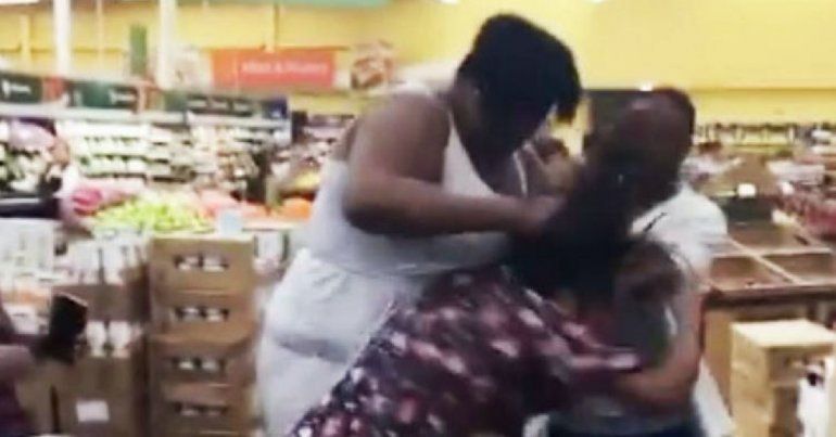 Escandalosa Pelea A Punetazos Entre Dos Mujeres En Walmart De