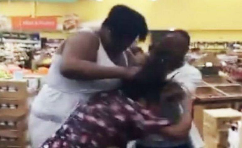 Escandalosa Pelea A Punetazos Entre Dos Mujeres En Walmart De