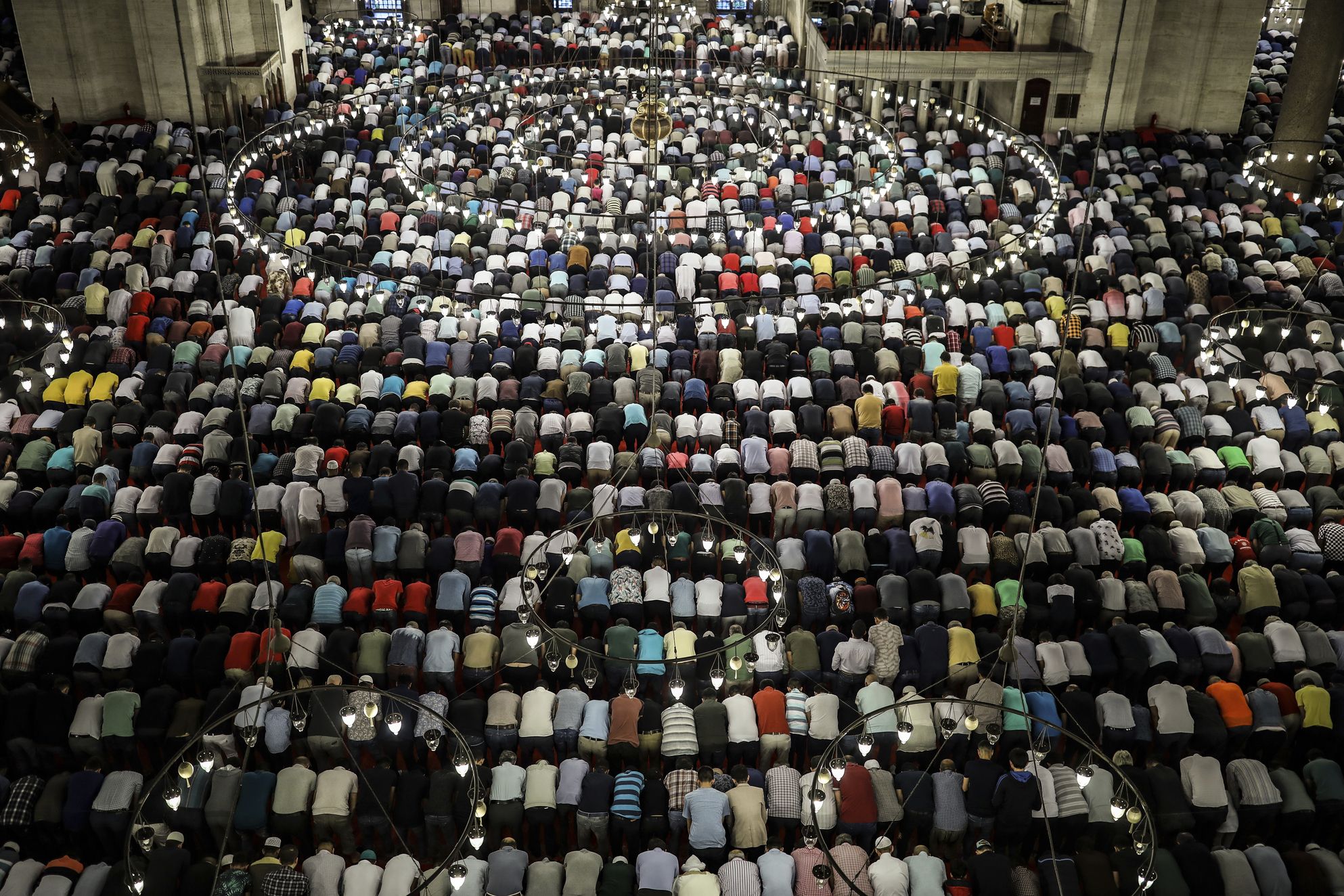 Fieles musulmanes celebran el Eid al-Fitr en todo el mundo