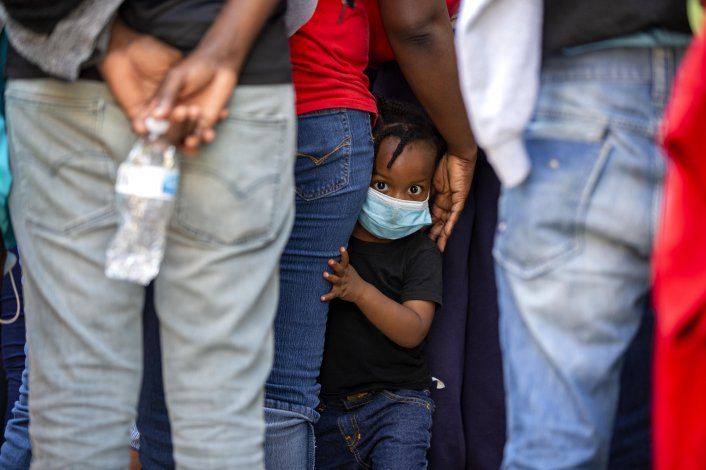 Avión con 129 migrantes llega a Haití durante pandemia